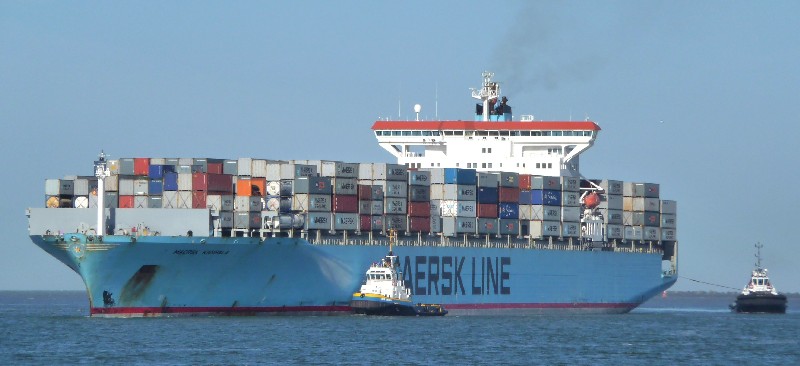 MAERSK-KAMPALA ex NEDLLOYD HOUTMAN  geassisteerd door  de  SMIT JAPAN en de SMIT HUMBER