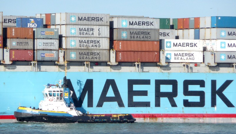 SMIT-JAPAN opzij van de MAERSK KAMPALA ex NEDLLOYD HOUTMAN