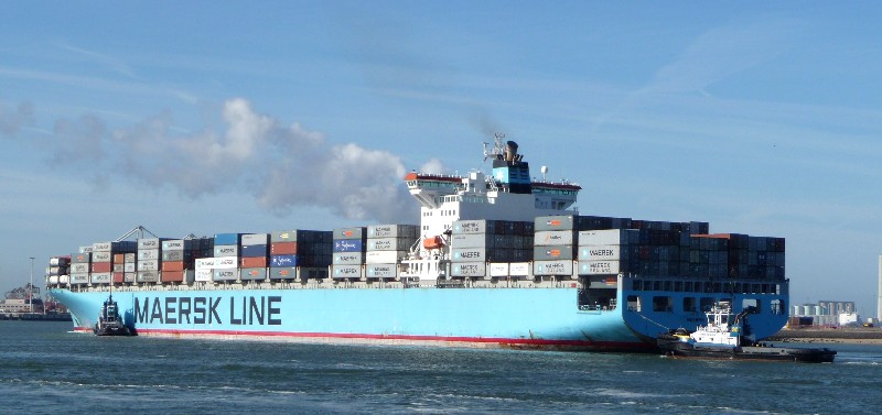 MAERSK-KAMPALA ex NEDLLOYD HOUTMAN  geassisteerd door  de  SMIT JAPAN en de SMIT HUMBER