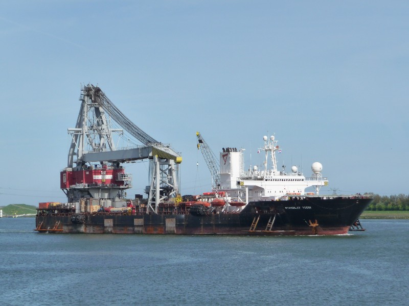 kraanschip Stanislav-Yudin komt binnen voor de wilton haven