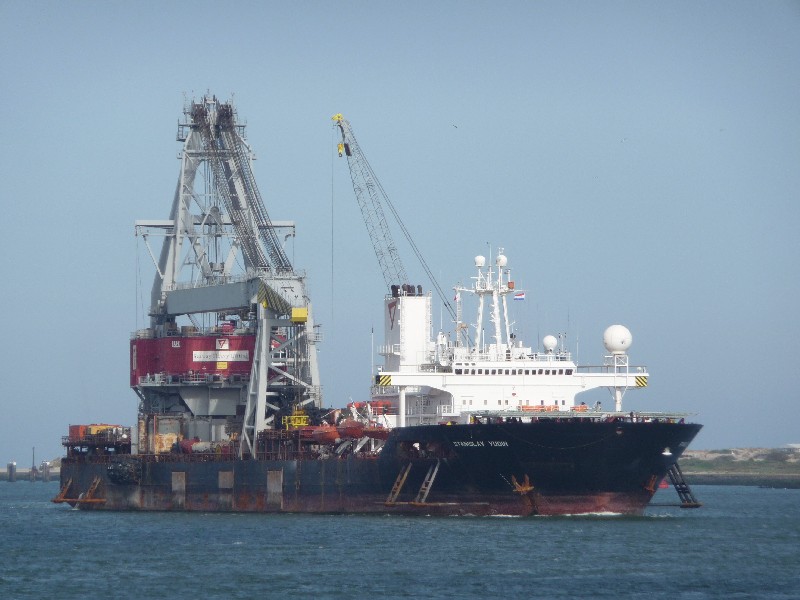 kraanschip Stanislav-Yudin komt binnen voor de wilton haven