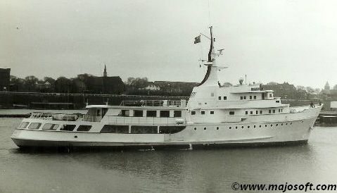 de thames omgebouwd tot jacht itasca